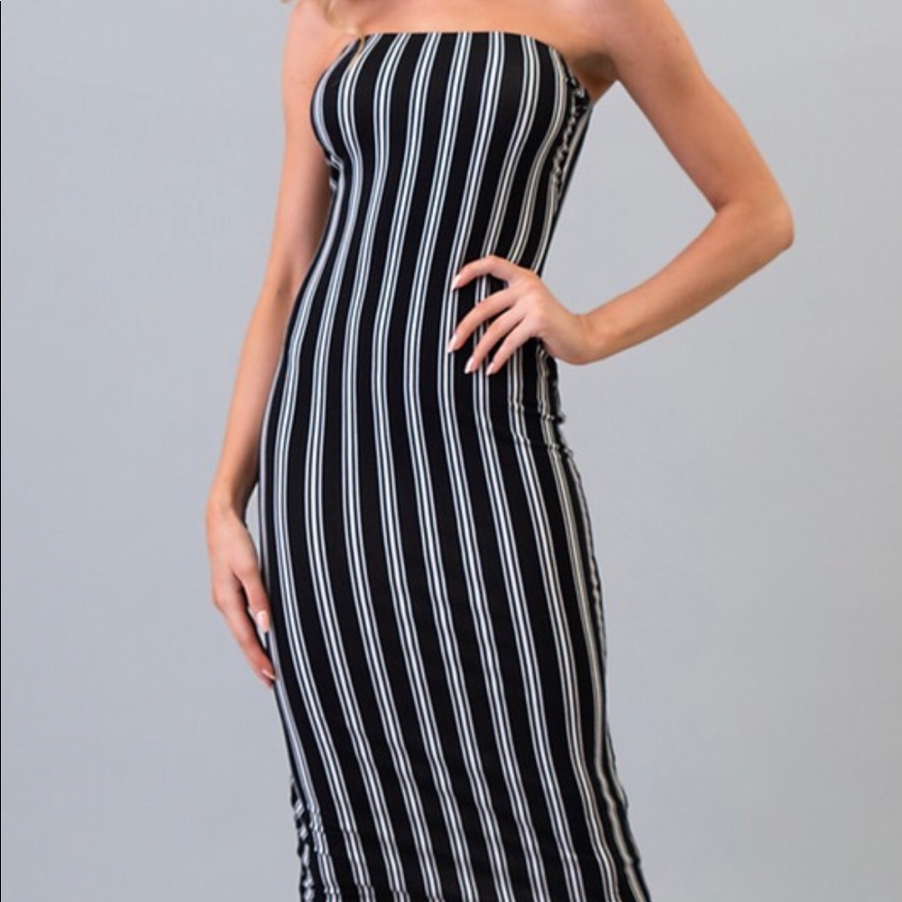 🌹 Sleeveless Midi Black and White Striped Dress